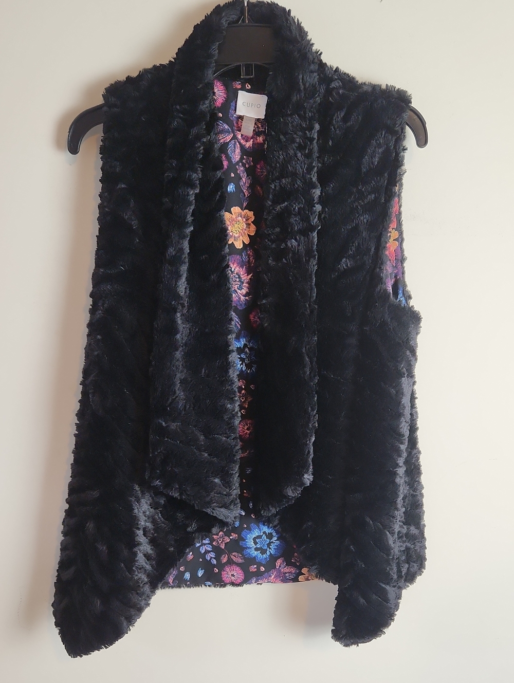 Cupio Black Faux Fur Vest with Floral Lining Large